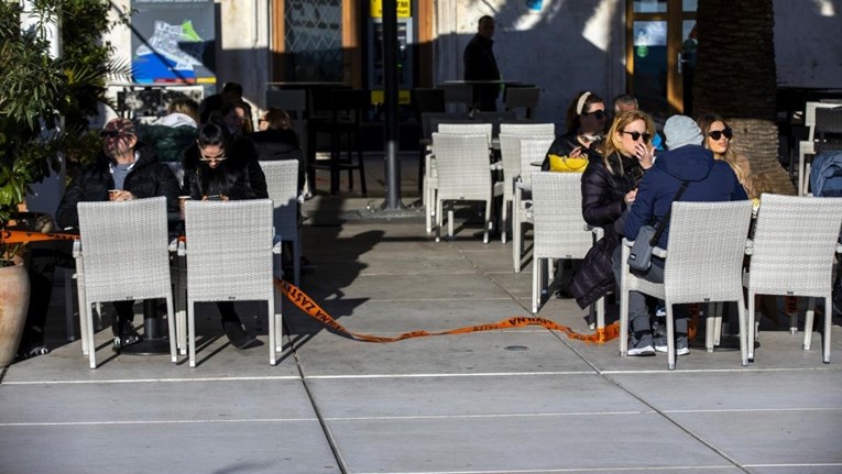 Bura u Splitu potrgala trake civilne zaštite oko kafića, građani uživali na terasama