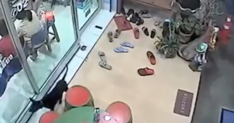 Pas je čekao ispred veterinarske klinike, kad su shvatili zašto, ostali su bez teksta