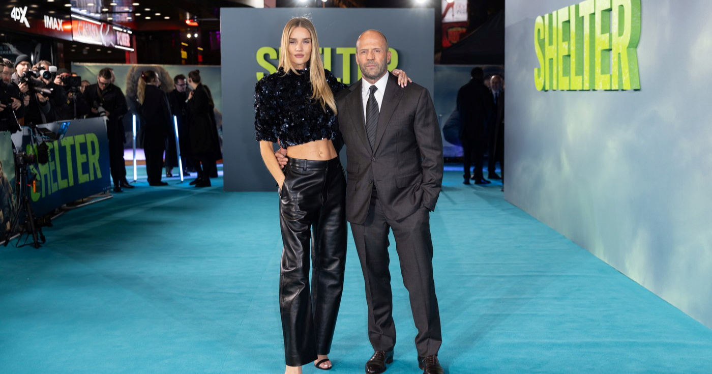 Zaručnica (38) Jasona Stathama (58) pokazala trbušnjake na premijeri njegovog filma