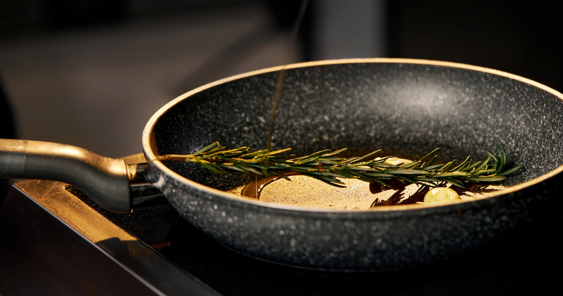 Što je sezoniranje tave i kako to pravilno učiniti? Imamo vodič, korak po korak