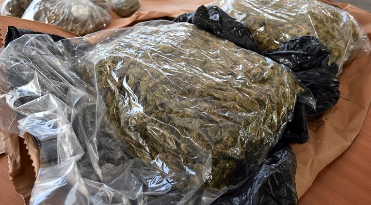 Uhićen na granici s 2.2 kilograma marihuane