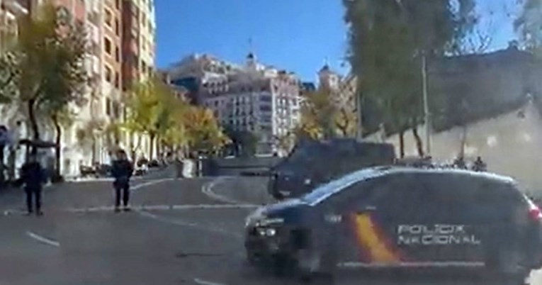 VIDEO Pismo bomba poslano i američkoj ambasadi u Madridu? Policija zatvorila ulicu