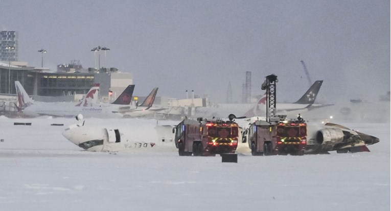 VIDEO Avion se preokrenuo na pisti u Kanadi, nema mrtvih. "Visili smo kao šišmiši"