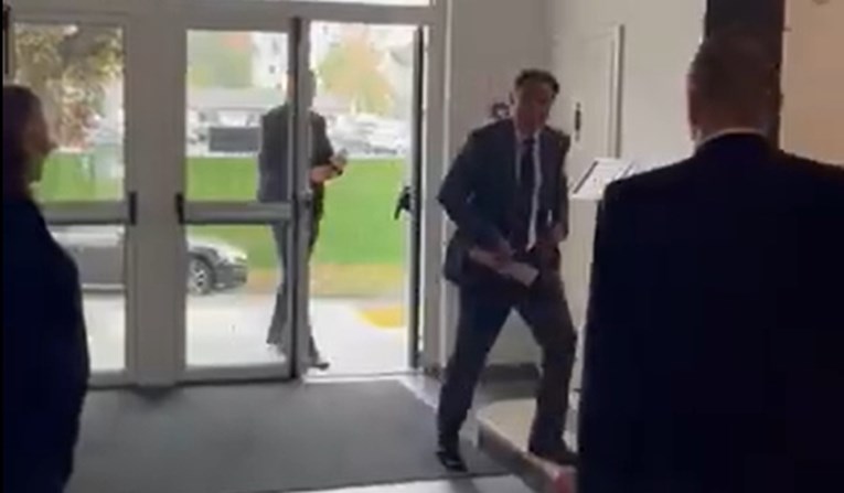 VIDEO Pogledajte kako Njonjo izbjegava novinare da ga ne pitaju o Thompsonu