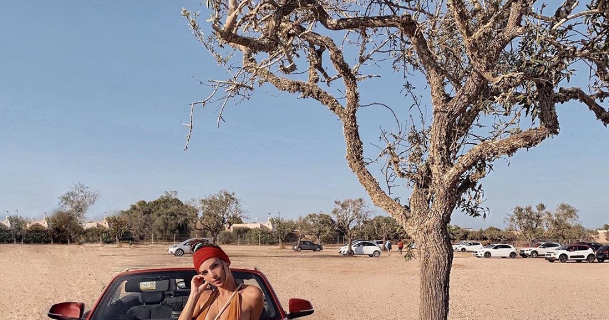 Emily Ratajkowski zapalila Instagram u bikiniju koji izgleda poput druge kože