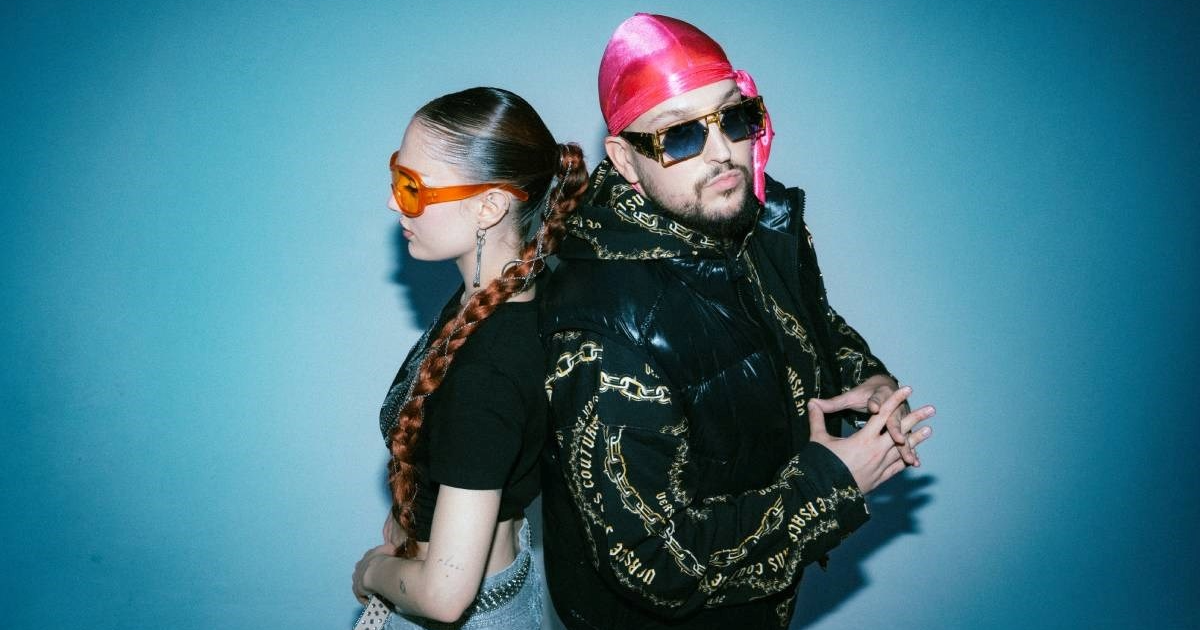 Tko izvodi naslovnu pjesmu teen serije Sram?