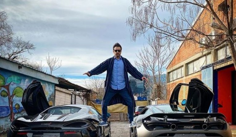 Popović Volarić pozirao s dva luksuzna auta: "Dobivam 8000€ po predstavi"