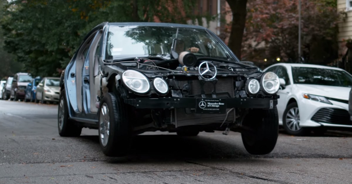 VIDEO Vlasnik Mercedesa projurio preko ležećeg policajca, evo što mu se dogodilo