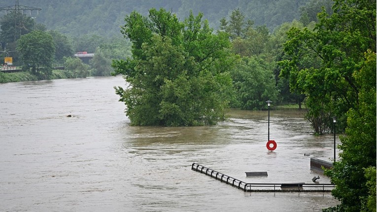 Poplave na jugu Njemačke. Ljude iz bavarskog mjesta evakuirali helikopterom