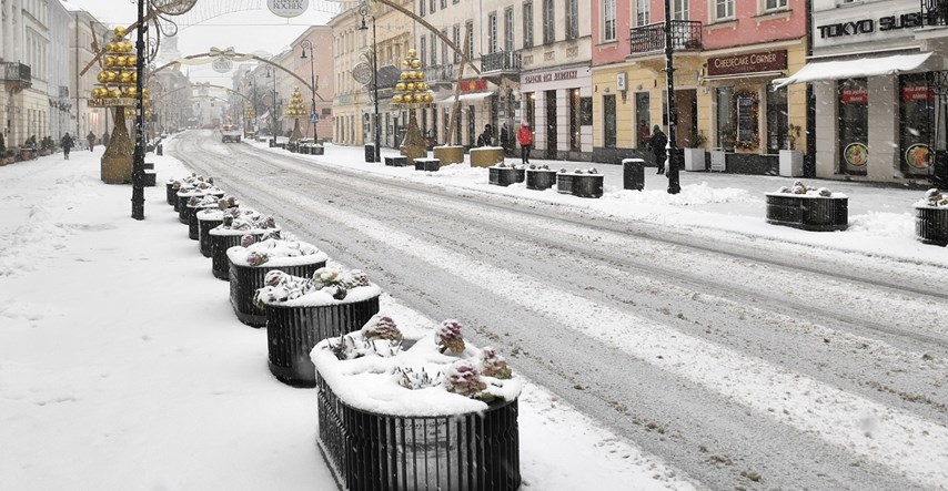 Snijeg i oluje rade kaos diljem Europe. Tisuće bez struje, odsječena sela...