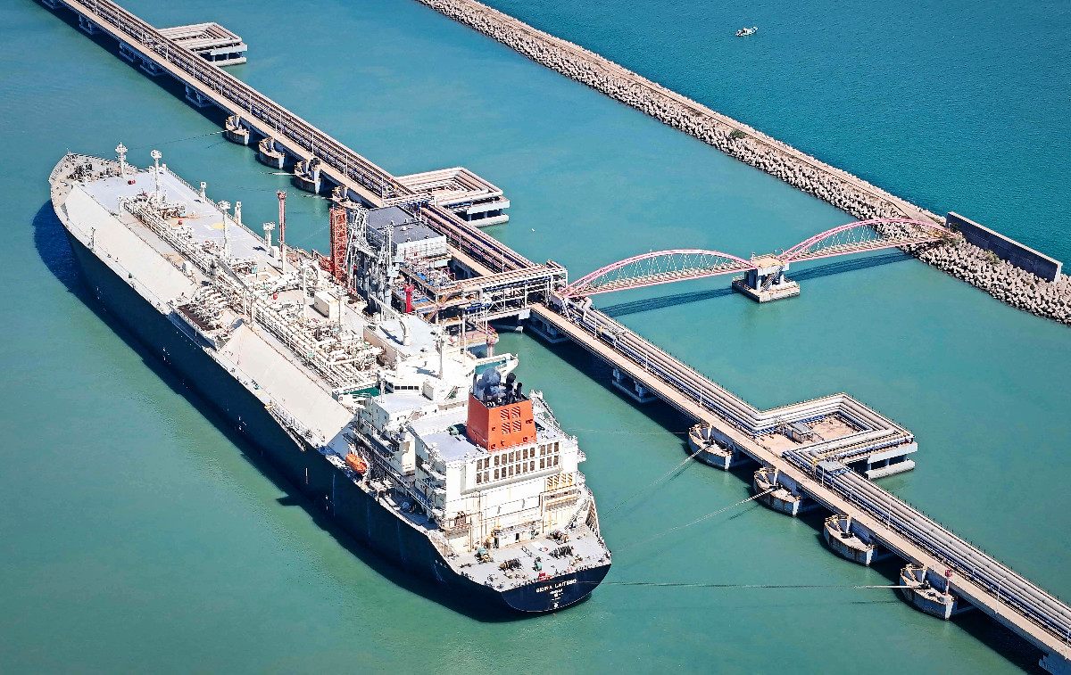 Promet naftom kroz Hormuz na 70% predratne razine, uz vojnu zaštitu tankera