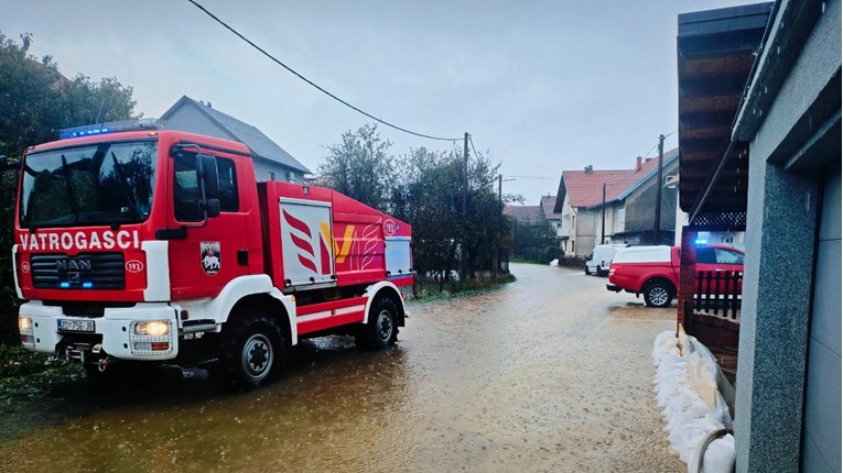 FOTO Vatrogasci cijelu noć branili naselje kod Gračaca, objavili fotke