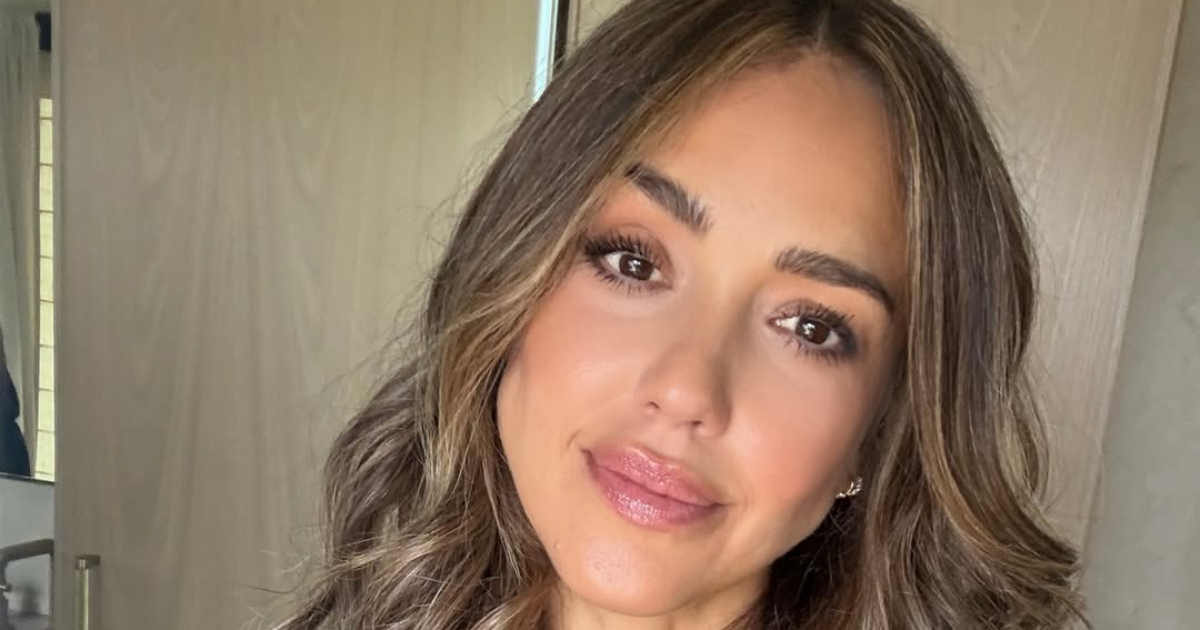 Jessica Alba proslavila 45. rođendan u izazovnoj čipkastoj haljini