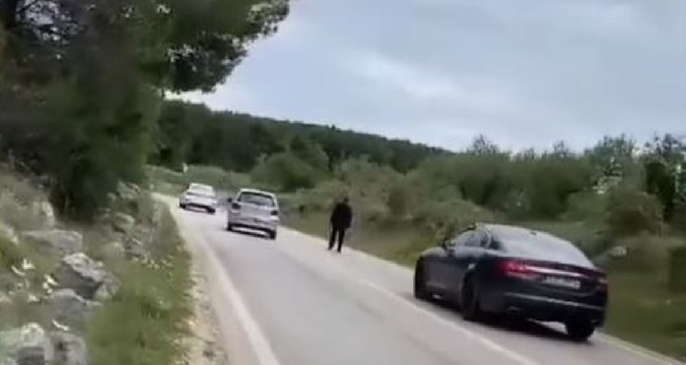 Bizaran video s Brača: Tip sam hodao po cesti, automobili ga zaobilazili