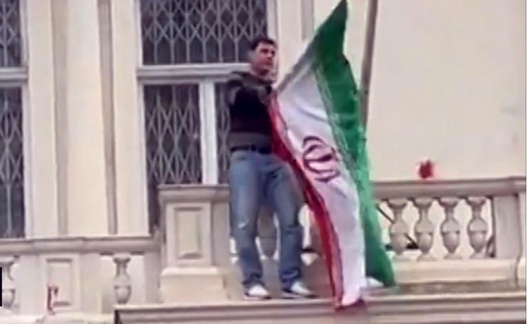 Incident u Londonu, skinuo zastavu s iranske ambasade. Pogledajte snimku