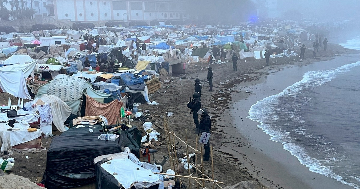 FOTO Policija uklonila migrantski kamp na plaži u Španjolskoj. Premješteno 3000 ljudi