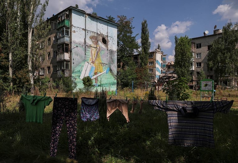 Marina i Hanna među posljednjim stanovnicama razorenog grada: "Rakete lete stalno"