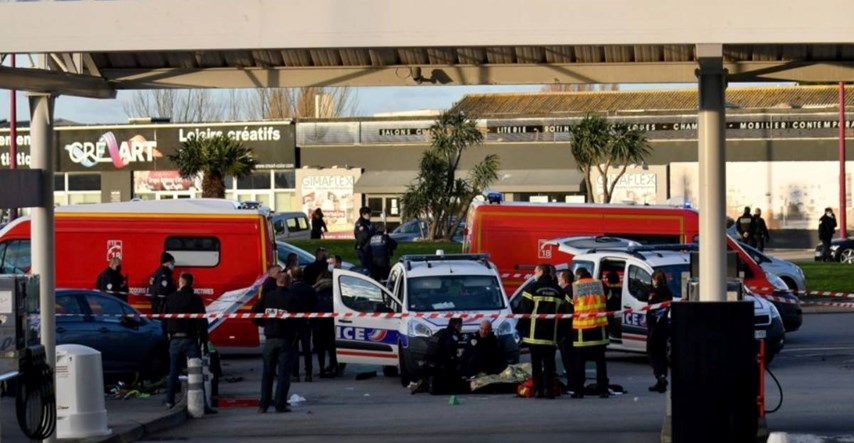Muškarac odjeven u nindžu u Francuskoj katanom ozlijedio dvije policajke