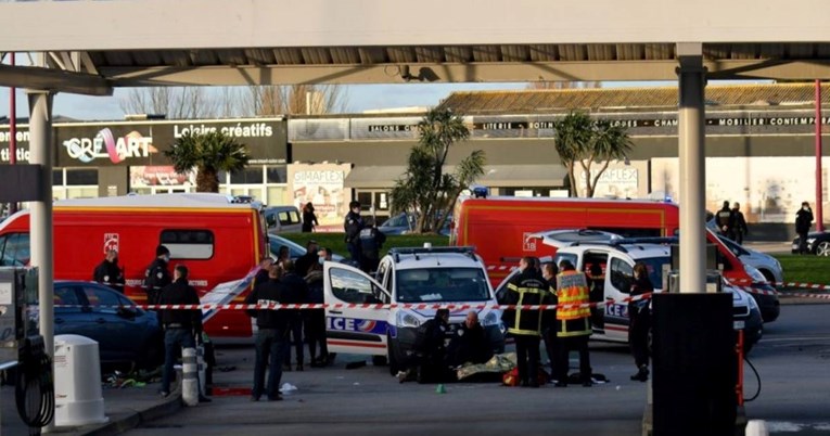 Muškarac odjeven u nindžu u Francuskoj katanom ozlijedio dvije policajke
