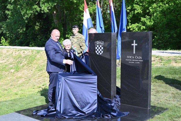 U Jasenovcu otkriveno spomen-obilježje pukovniku Čaji koji je poginuo u Bljesku
