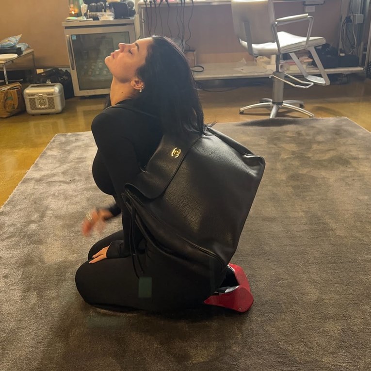 Hailey Bieber pokazala novo Chanel torbico, ki je navdušila 'it' dekleta