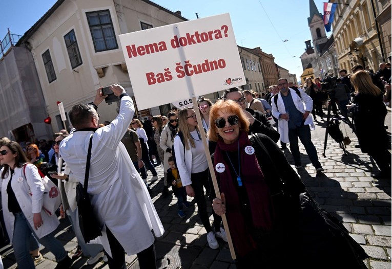 Na prosvjedu u Zagrebu osvanuo zanimljiv transparent: "Nema doktora? Baš ŠČudno"