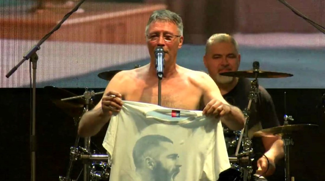 Hari Rončević ljubio majicu s likom Livaje na koncertu: "Obožavam ga, nije me sram"