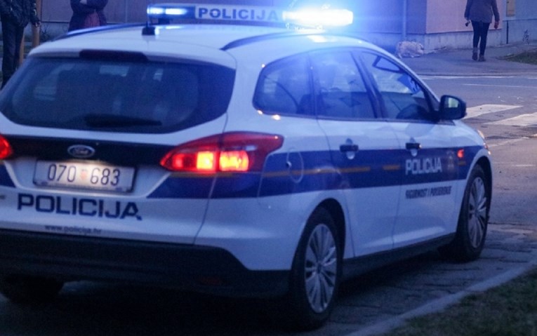 Muškarac u Istri metalnom šipkom izudarao susjedu, pokušao je ubiti