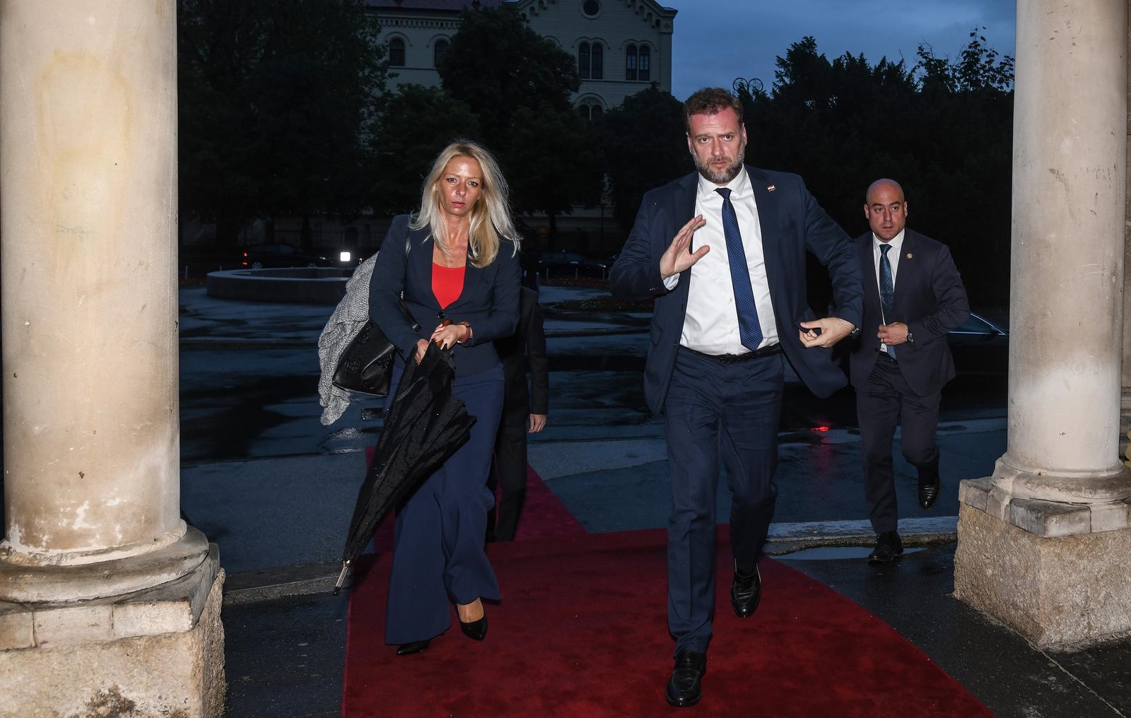 Zašto bi bilo sramotno i skandalozno da žena ministru nosi kišobran?