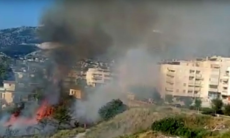 VIDEO Požar kod splitskog šoping centra, gori blizu zgrada