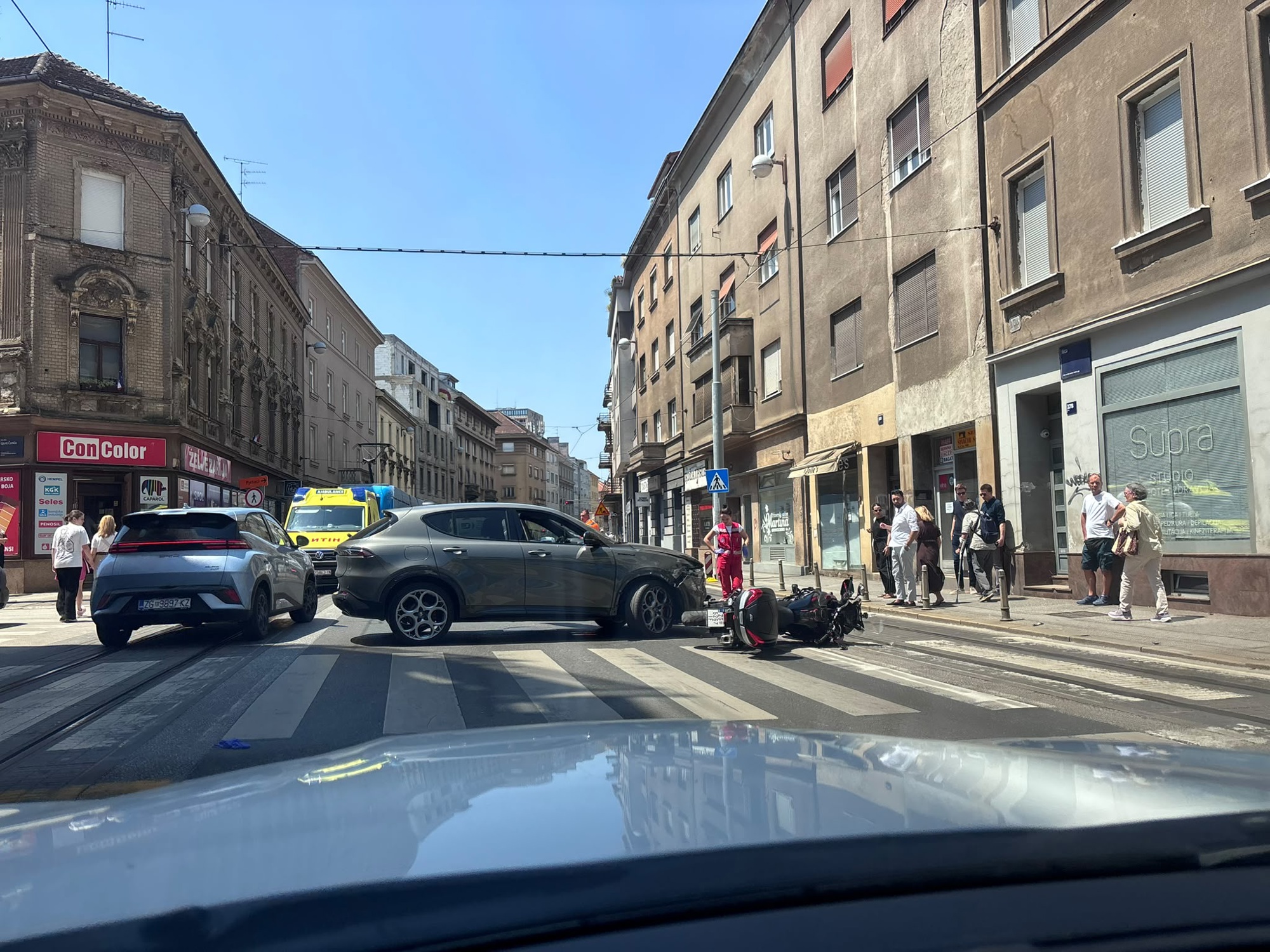 FOTO U zagrebačkoj Ilici sudarili se auto i motor, tri Hitne na mjestu događaja