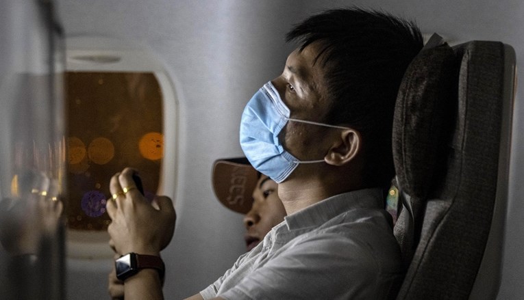 WHO preporučuje nošenje maski na dugim letovima zbog najnovije varijante omikrona