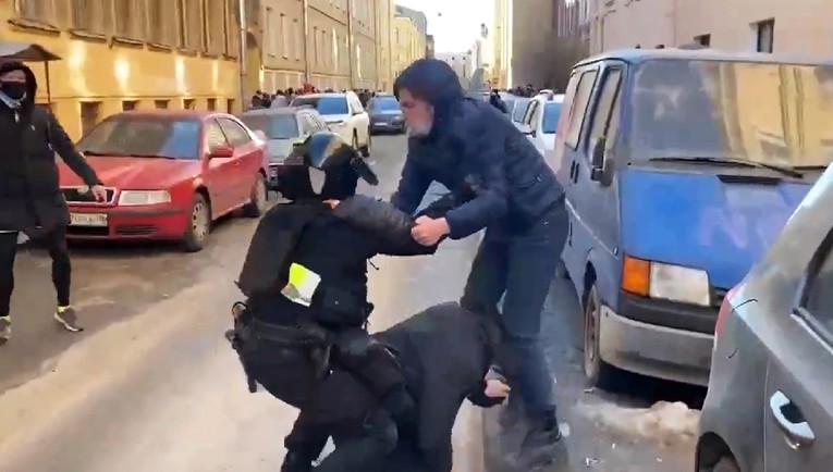 VIDEO Ljudi u Rusiji napali policajca koji je privodio prosvjednika protiv rata