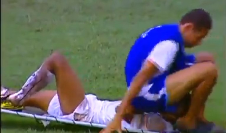 Urnebesne scene iz Brazila: Pokušao iznijeti igrača na nosilima pa mu sjeo na glavu