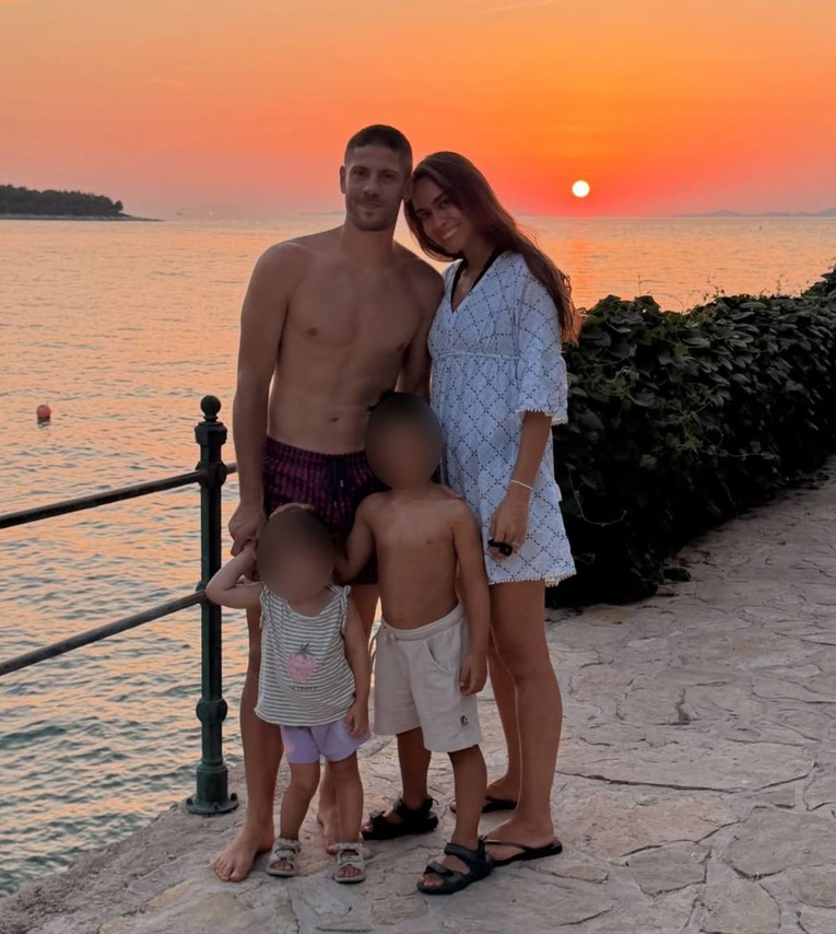 Andrej Kramarić podijelio fotografije s ljetovanja sa suprugom i djecom 