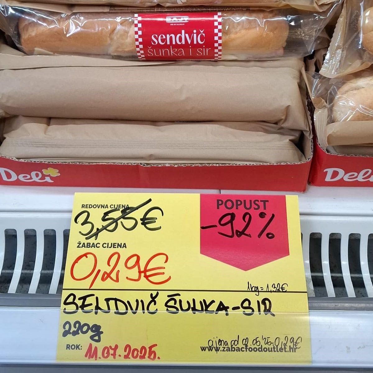 Žabac prodaje sendviče za 0,29 eura. "Ne znamo jesu li s koncerta Thompsona"
