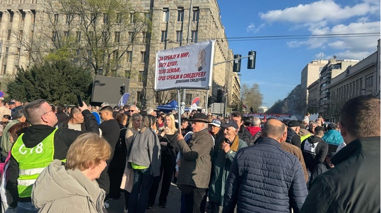 Vučić ljudima koje je doveo na prosvjed platio dnevnice