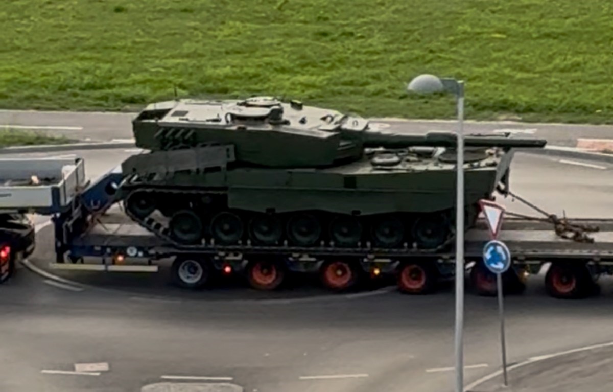 VIDEO Leoparde nakon mimohoda odvoze iz vojarne. Vraćaju se u Njemačku?