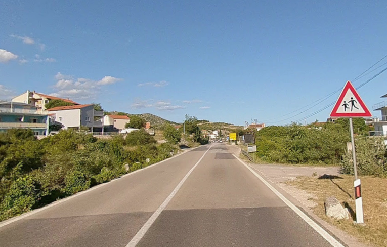 Teška nesreća kod Trogira, poginuo vozač kombija