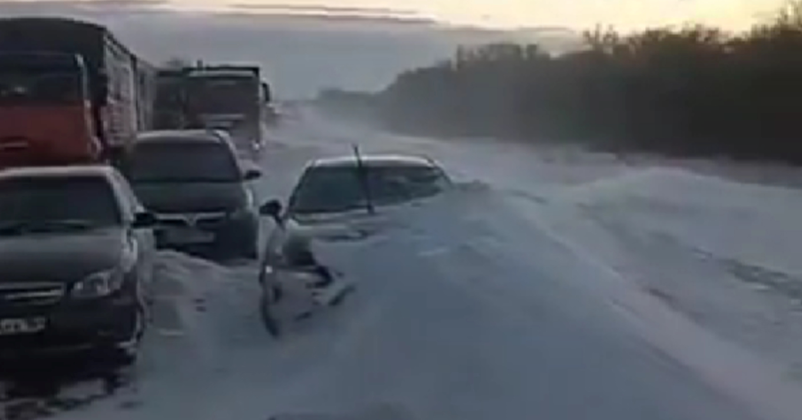 VIDEO Snježna oluja u Rusiji. Sa zametene autoceste evakuirano 148 ljudi