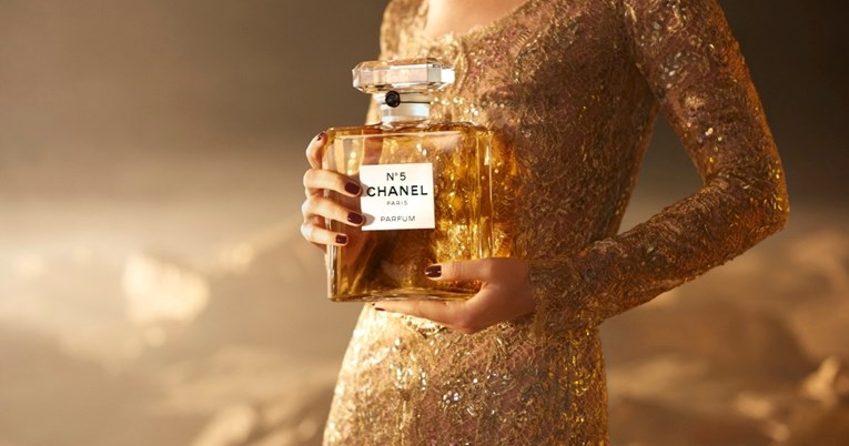 Chanel ima No. 5 parfem u bočici od 900 ml. Košta 6405 eura