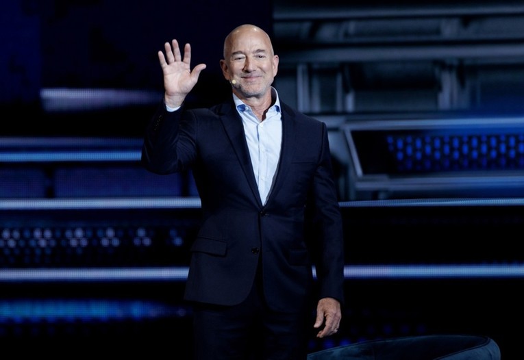 Bezos: Umjetna inteligencija stvorit će više poslova, a ne zamijeniti ljude