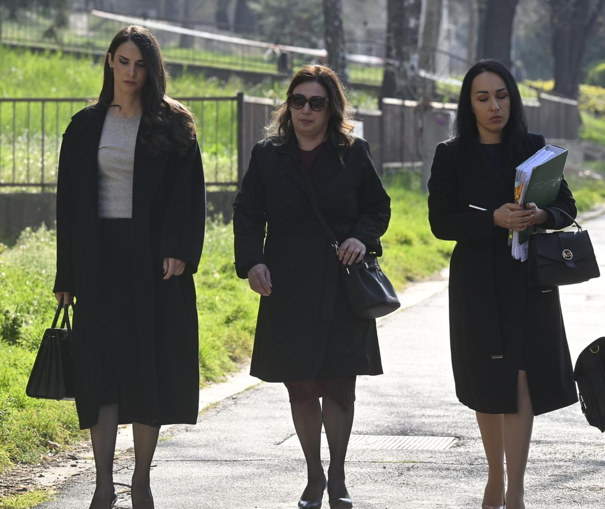 Na fotografiji je majka Koste K. (u sredini)