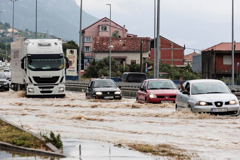 Ovako je izgledao kaos u Dalmaciji: Zarobljeni auti, tablice posvuda, frca struja