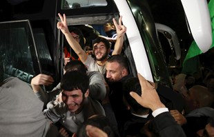 Oslobođeno još talaca. Izrael pustio autobus palestinskih zatvorenika, stižu detalji