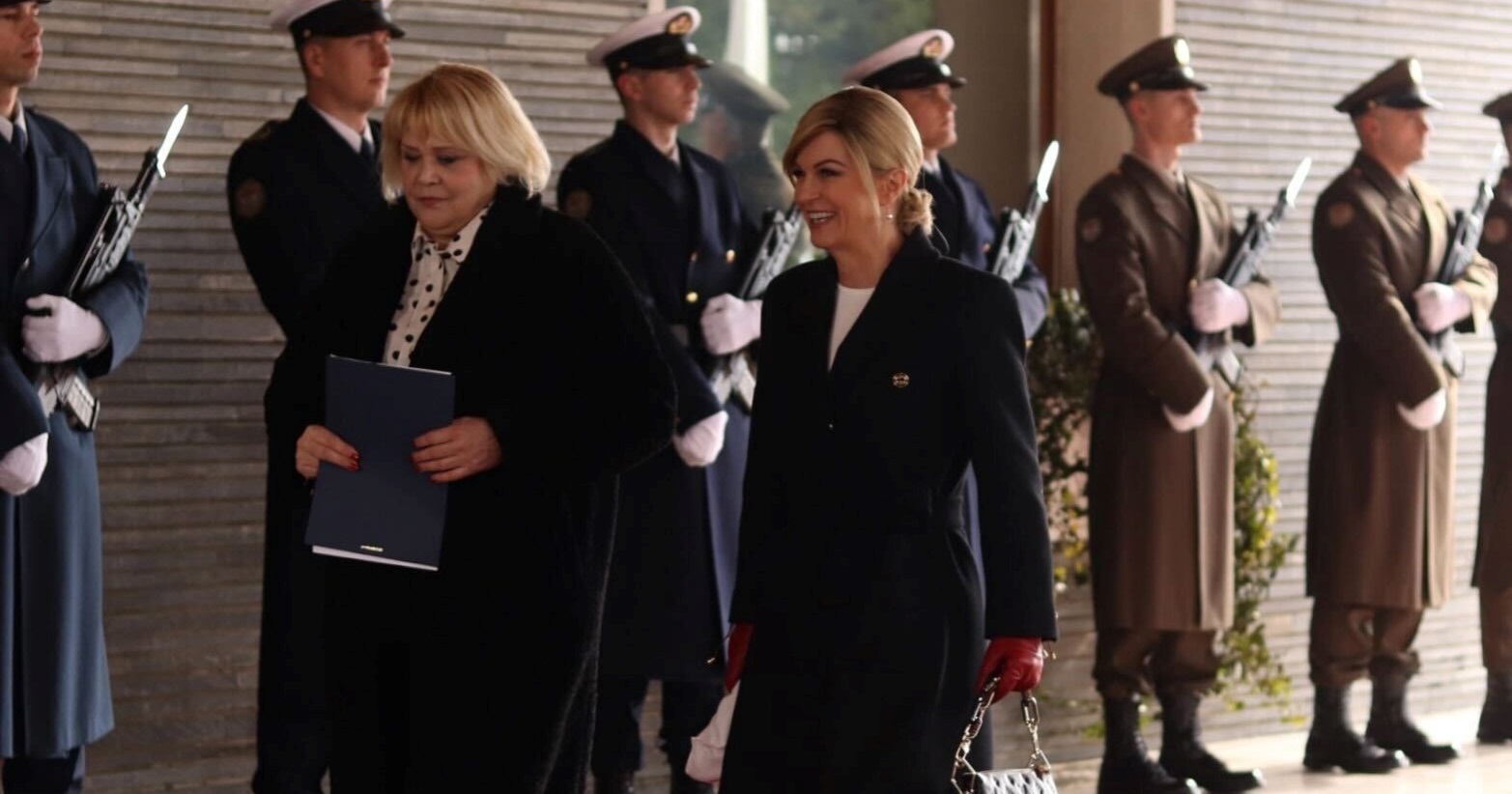 Kolinda na inauguraciju stigla u balerinkama i s Louis Vuitton torbom u rukama