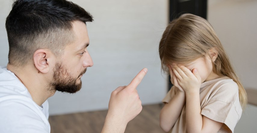 Psiholozi tvrde da toksične roditelje odaju ove karakteristike