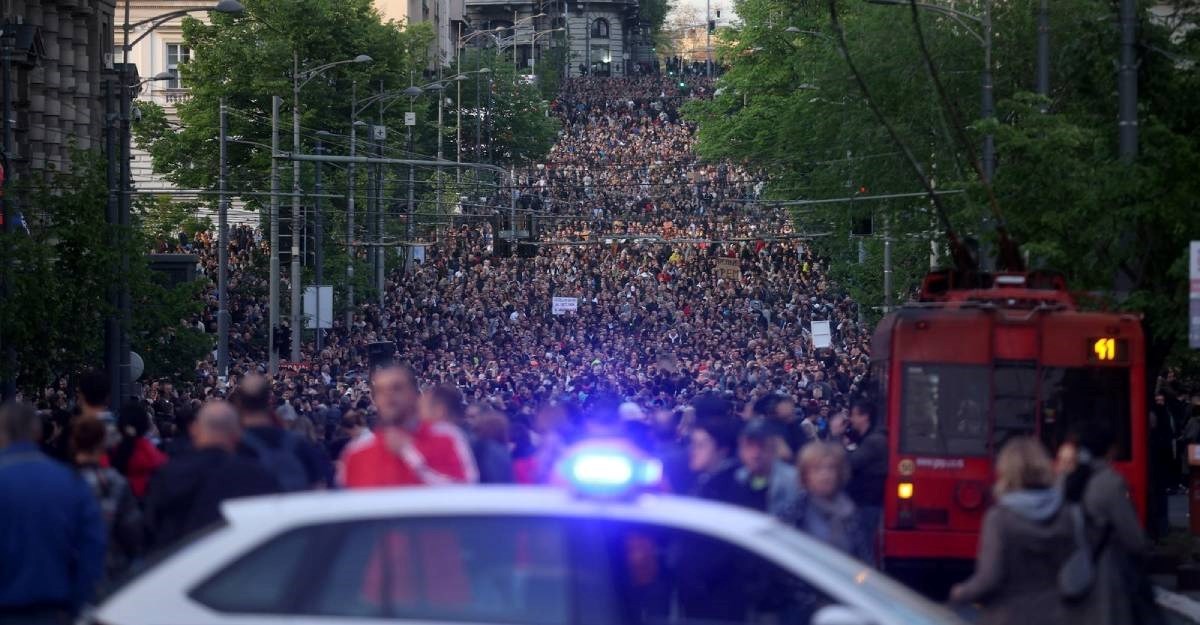 Nepregledna kolona prosvjednika u Beogradu. "Ako ne ispune zahtjeve, Srbija će stati"