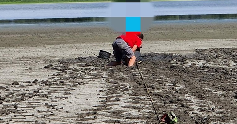 FOTO U Kopačkom ritu propao kroz isušeno dno jezera u mulj, spasio ga HGSS
