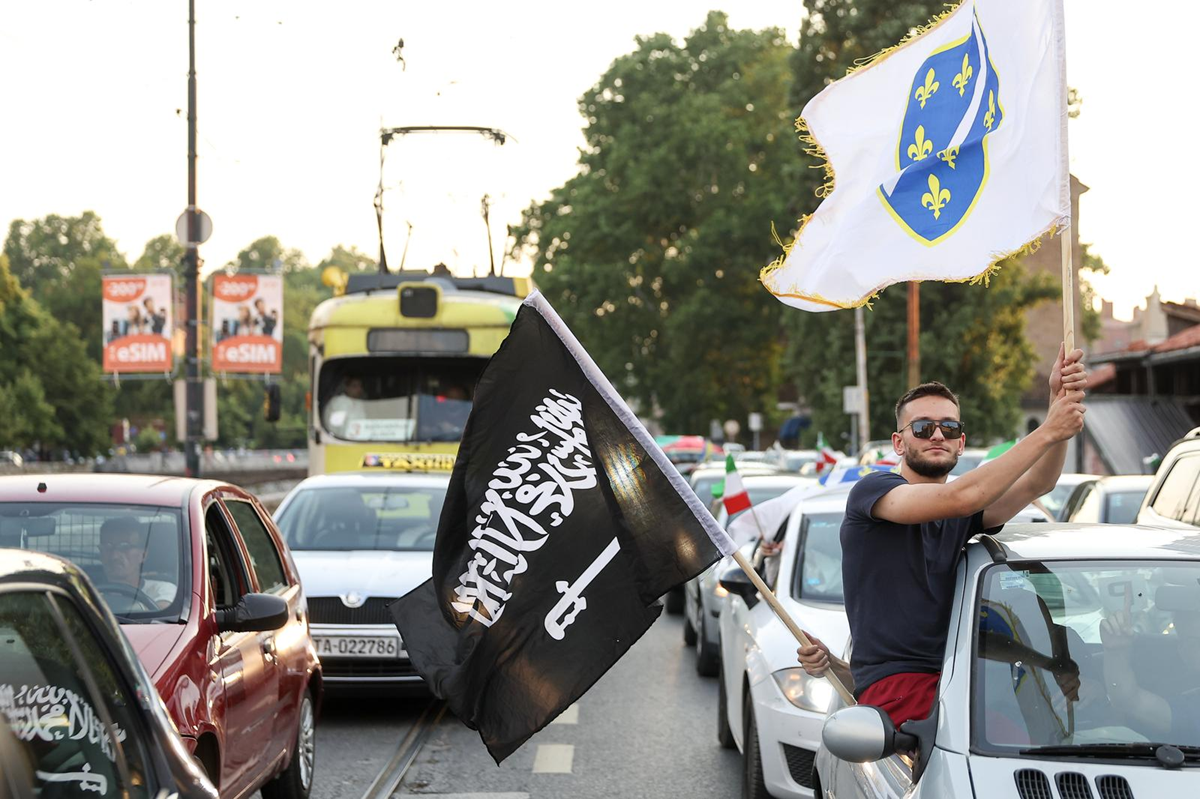 Autima prodefilirali Sarajevom. Jedan mahao zastavom koja se povezuje s džihadistima